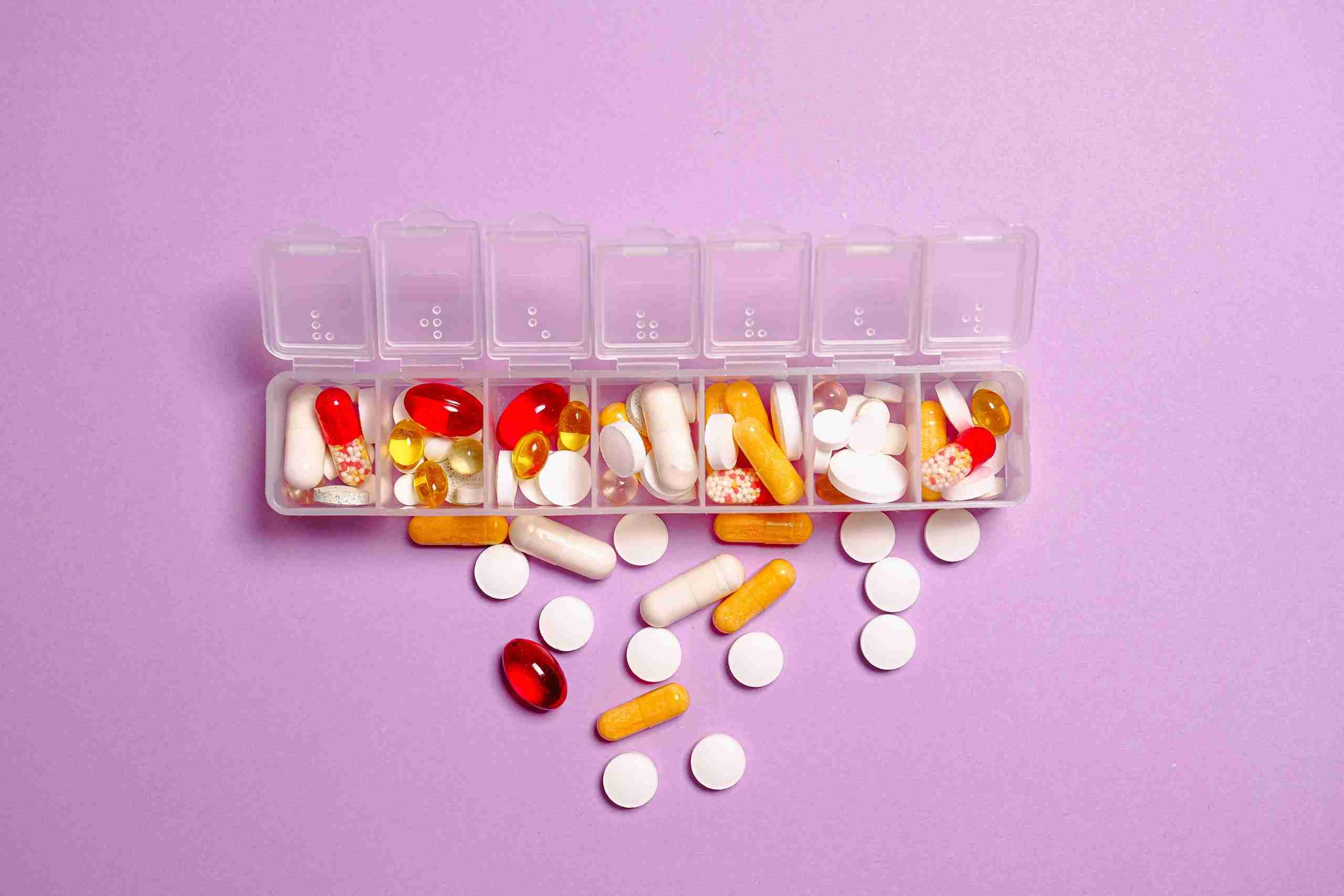 gezonde supplementen op een roze achtergrond in een plastic transparante dispenser gezondheid en schoonheid http://before-night-falls.com/