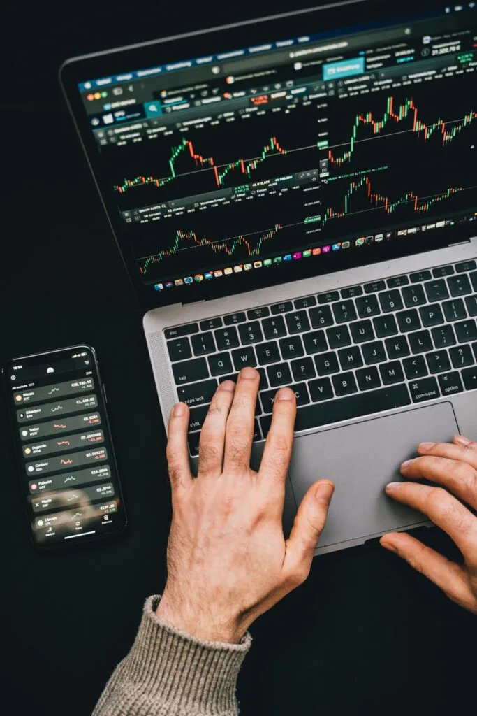 Homme travaillant sur un ordinateur portable et consultant le marché boursier
